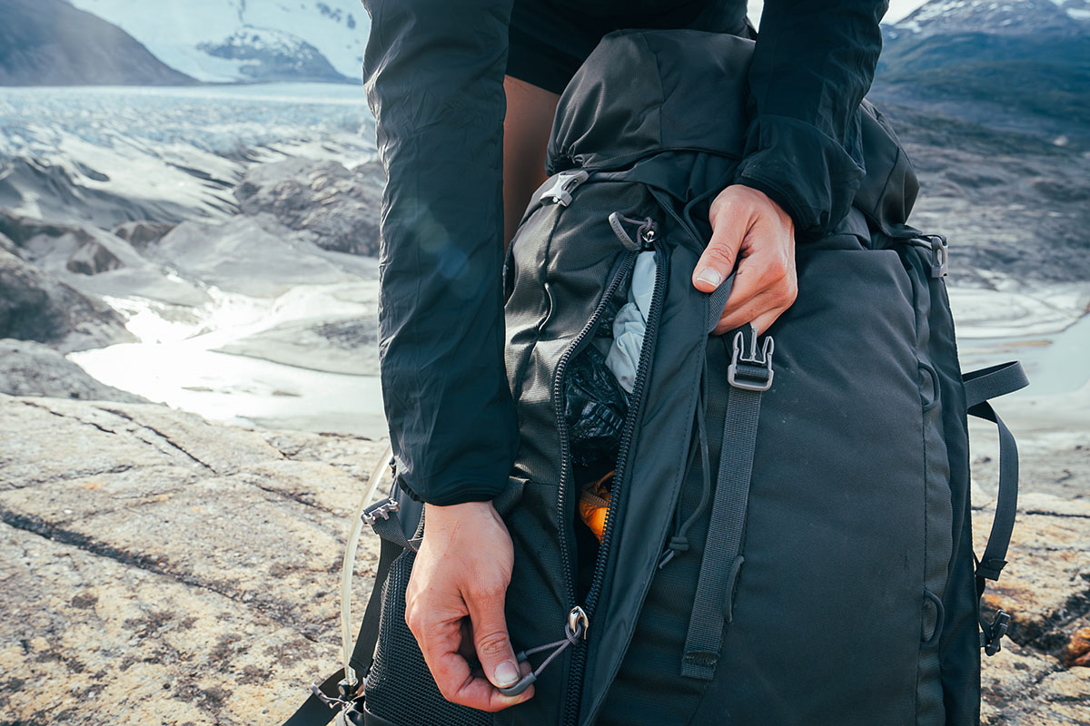 Women's backpacking pack (side zip access to main compartment)